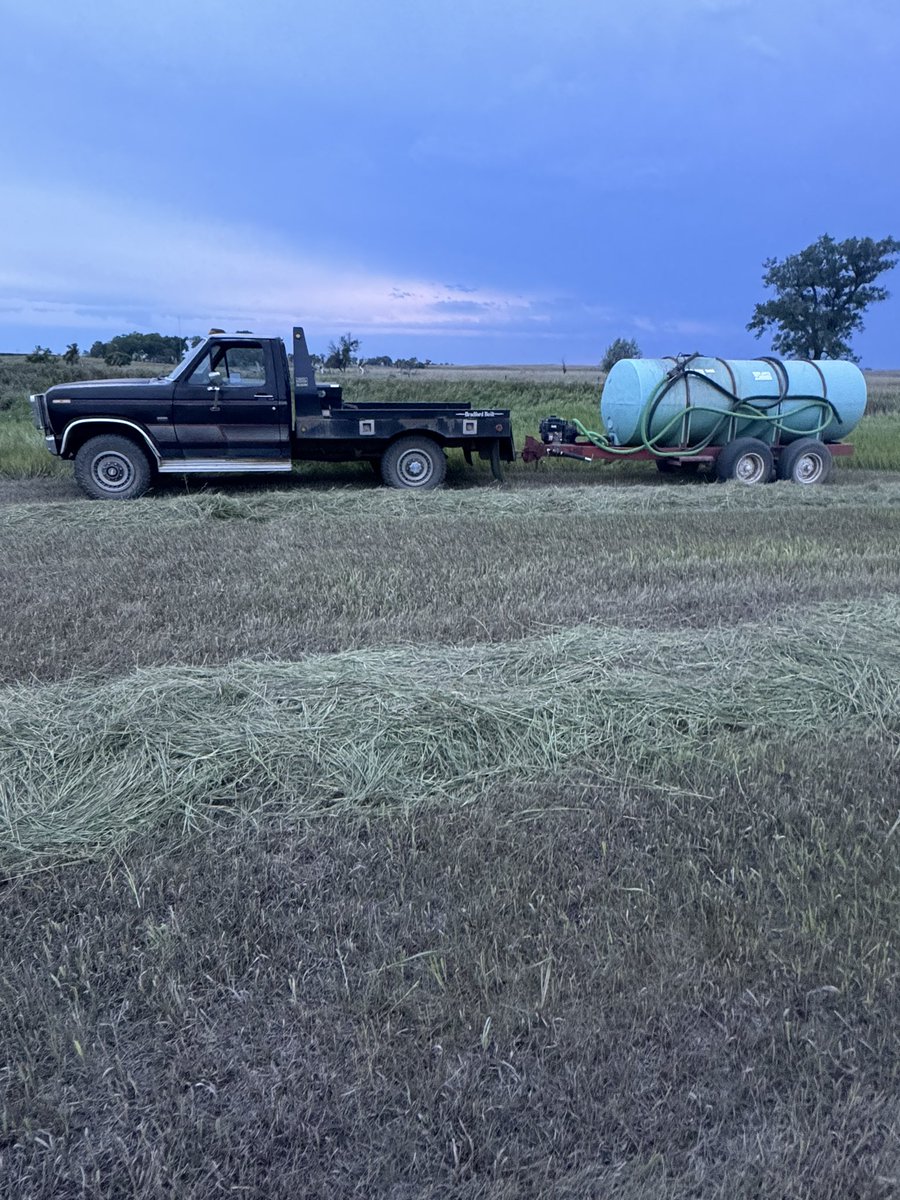 silagechopper's tweet image. Brought my fire fighting rig to the hayfield. Only thing I keep thinking of is if I really need it,the pull rope on the Briggs & Stratton will break….