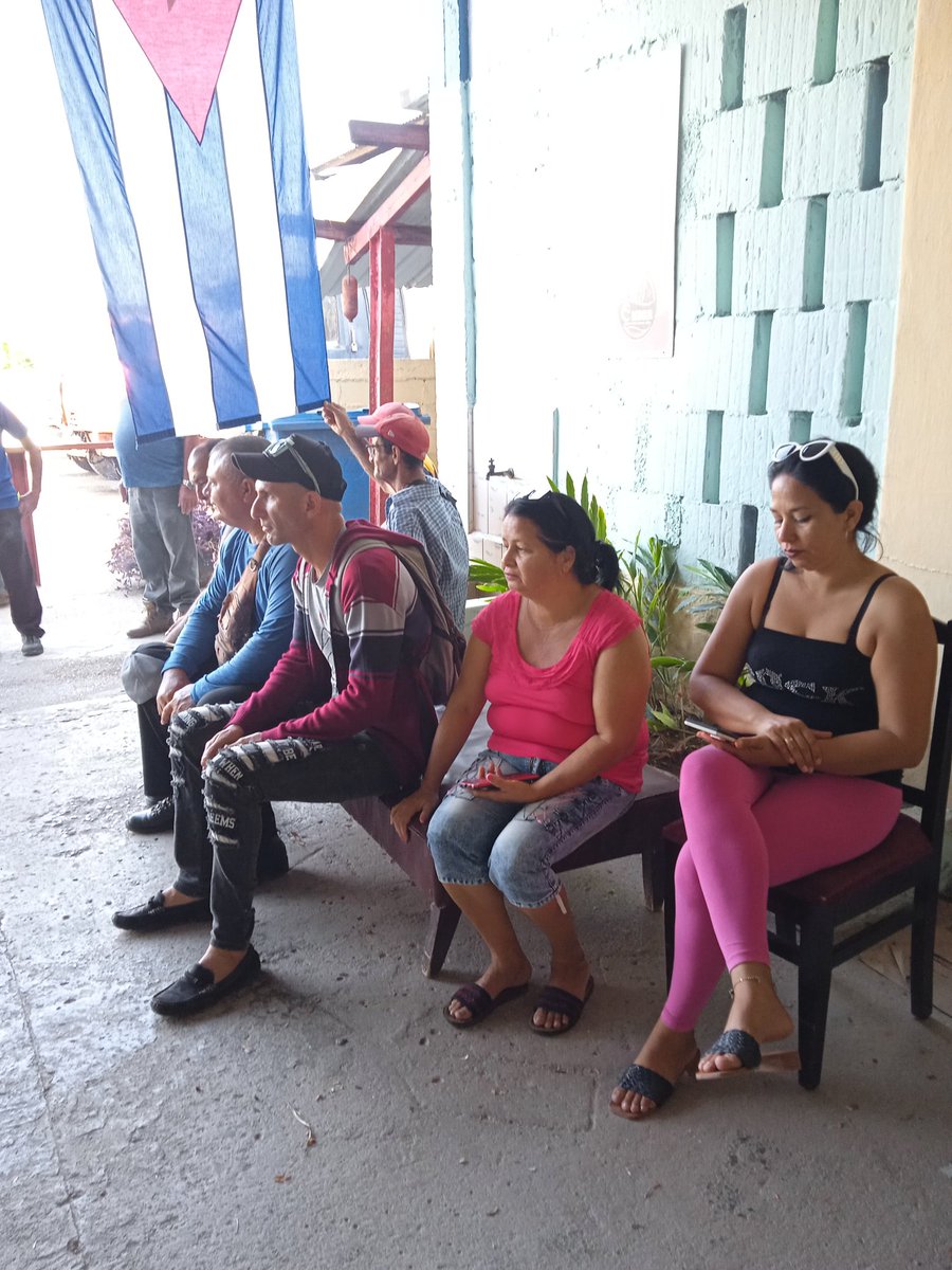 Desde #HolguínSí los trabajadores de la UEB de Logística y Transporte de la Empresa Bebidas y Refrescos Holguín, efectuamos nuestra asamblea sindical, analizandose los resultados con cierre de junio de sus principales indicadores y trazando nuevas metas de trabajo.
#CubaEstáFirme