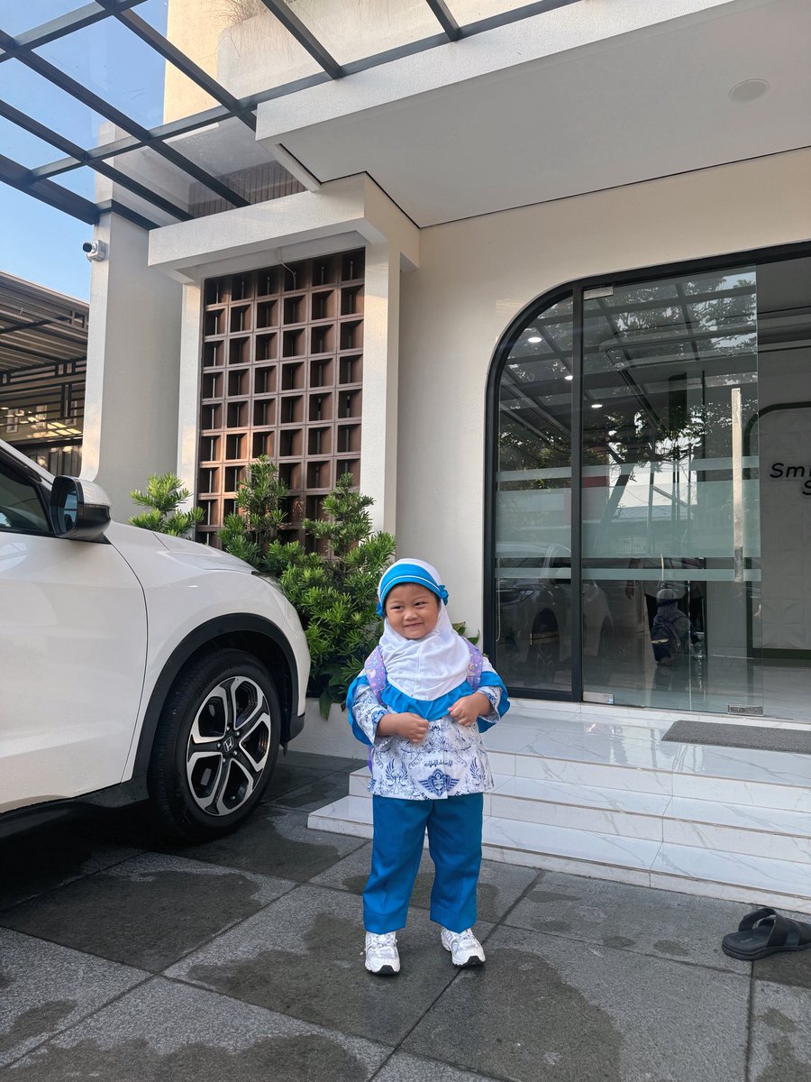 nendiaintanpp's tweet photo. Day One masuk sekolah,
Kukira mecca yg bakal nangis di day one nya masuk sekolah..
trnyata  Hari ini mama yg banyak nangisnya krn terharu❤️ https://t.co/Oi3psqJNlZ
