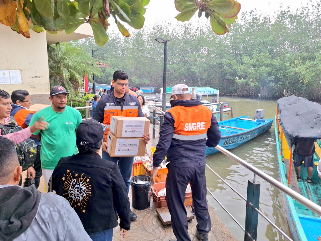 Riesgos_Ec's tweet photo. 📍 #ElOro 
#SantaRosa
Llegamos con asistencia humanitaria a las comunidades afectadas del archipiélago de Jambelí.
Atendemos con asistencia complementaria a familias de las islas: Costa Rica, Bellavista, Huacas y Casitas.
#GobiernoEnAcción https://t.co/9AgT4Aywv4