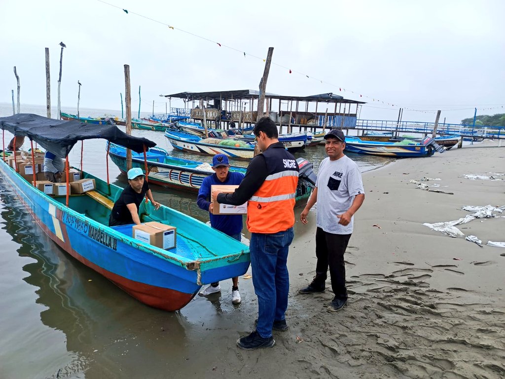 Riesgos_Ec's tweet photo. 📍 #ElOro 
#SantaRosa
Llegamos con asistencia humanitaria a las comunidades afectadas del archipiélago de Jambelí.
Atendemos con asistencia complementaria a familias de las islas: Costa Rica, Bellavista, Huacas y Casitas.
#GobiernoEnAcción https://t.co/9AgT4Aywv4