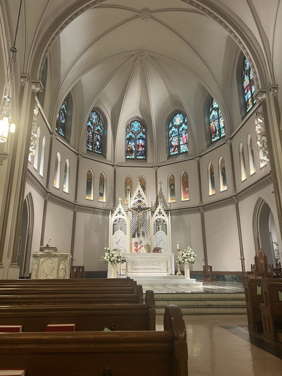 lennycurry's tweet image. Was able to attend @StPatsParishDC in DC for Holy Mass today w @jordan_elsbury . Good to be in the presence of Jesus Christ.