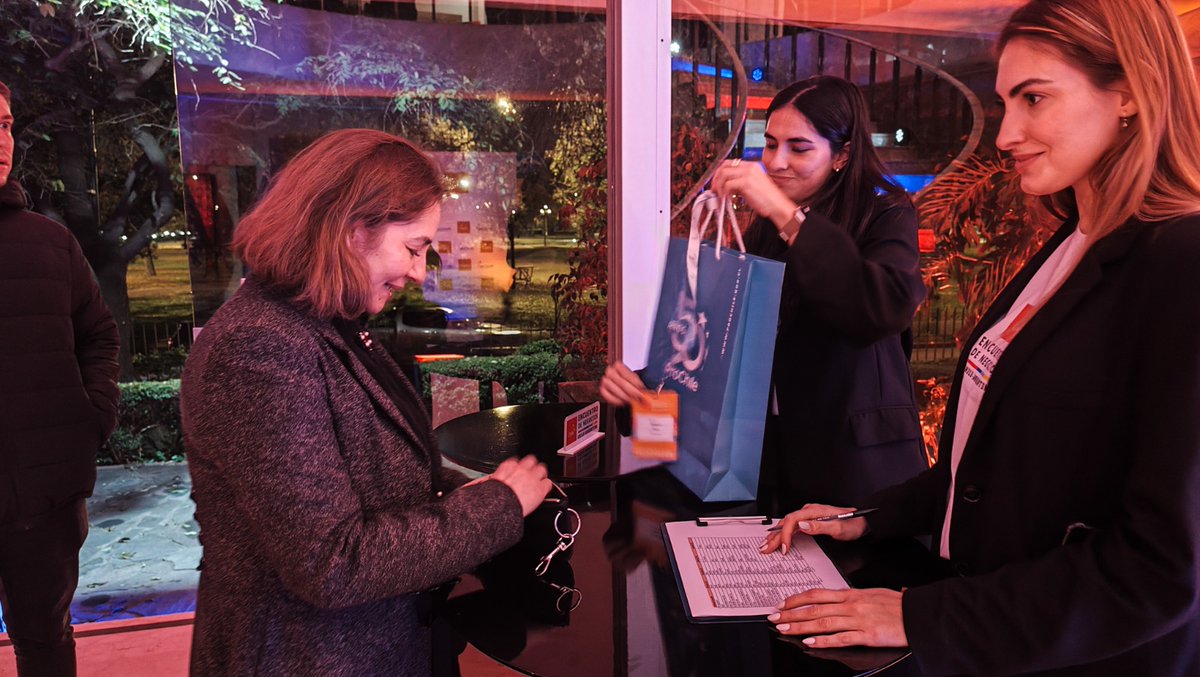 prochile_ar's tweet photo. 🤝 Chile y Argentina, unidos por los negocios
La Embajada de Chile en Buenos Aires fue escenario de la primera jornada del Encuentro de Negocios Chile–Argentina 2025.

¡Comienza una semana clave para seguir construyendo juntos!

#EncuentrodenegociosChileArgentina #Negocios2025 https://t.co/HCIJuTixoR