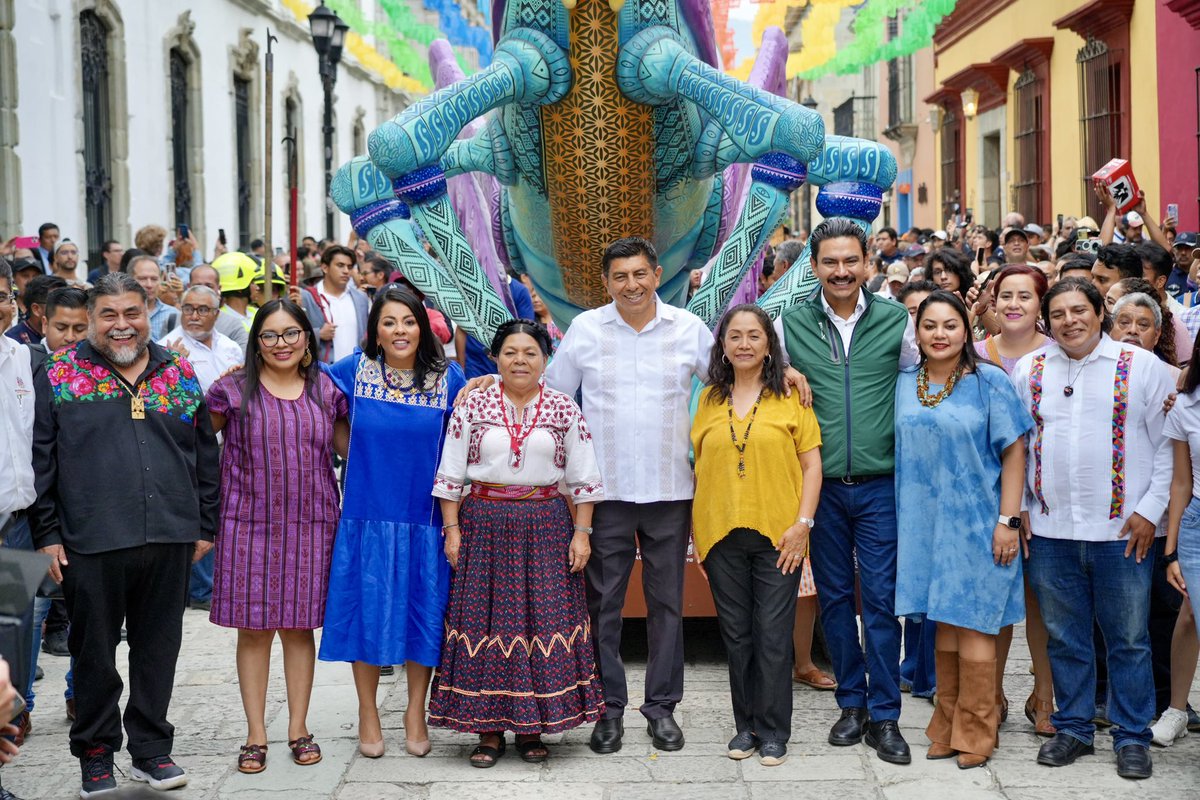 Salomón Jara Cruz (@salomonj) on Twitter photo INAUGURAMOS EL SENDERO DE LOS NAHUALES EN LA CAPITAL OAXAQUEÑA
Junto a la Presidenta Honoraria del <a href="/DIF_Oaxaca/">DIF Oaxaca</a>, <a href="/Irma_BolanosOax/">Irma Bolaños Quijano</a> y la titular de la @SECTUR_GobOax, <a href="/saymipinedav/">Saymi Pineda Velasco</a>, encabezamos la inauguración y develación de esculturas monumentales del Sendero de los Nahuales, en INAUGURAMOS EL SENDERO DE LOS NAHUALES EN LA CAPITAL OAXAQUEÑA
Junto a la Presidenta Honoraria del <a href="/DIF_Oaxaca/">DIF Oaxaca</a>, <a href="/Irma_BolanosOax/">Irma Bolaños Quijano</a> y la titular de la @SECTUR_GobOax, <a href="/saymipinedav/">Saymi Pineda Velasco</a>, encabezamos la inauguración y develación de esculturas monumentales del Sendero de los Nahuales, en