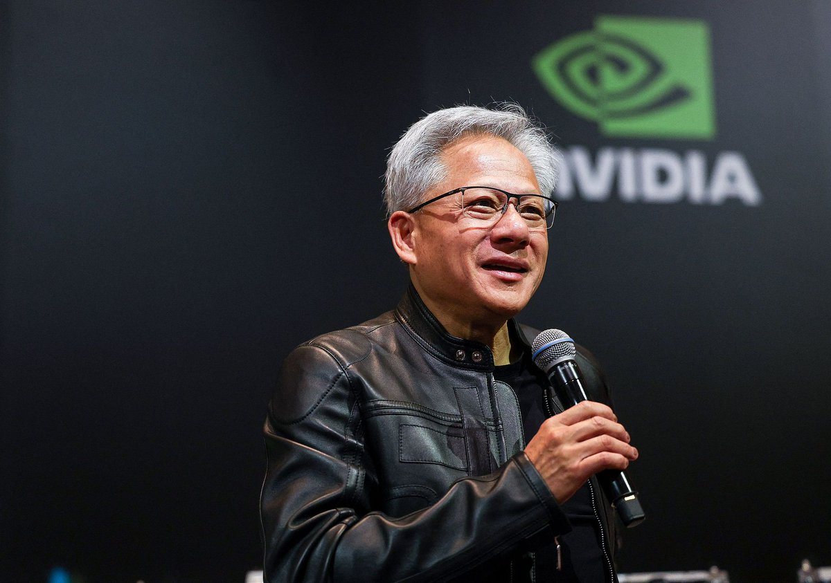 ClsMarketWatch's tweet image. On July 15, Jensen Huang, founder and CEO of #Nvidia, announced two major developments during an interview with Chinese media: the U.S. government has approved the sale of the H20 chip to China, and Nvidia will launch the RTXpro GPU, a graphics card designed specifically for…