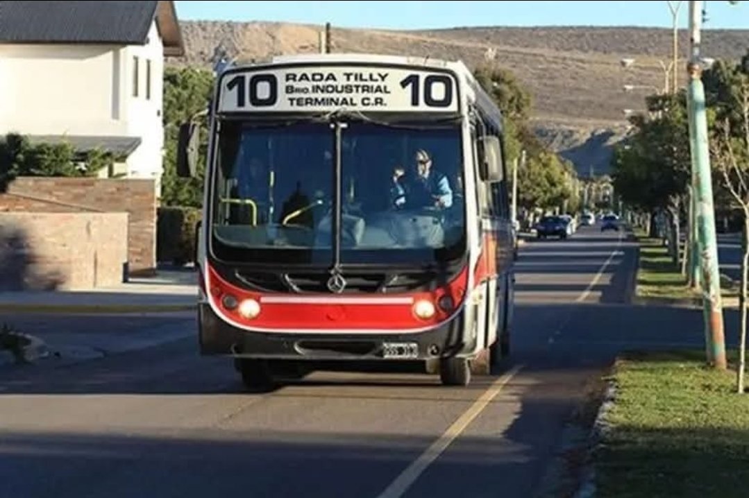 # Paro total en Rada Tilly: choferes de Expreso Rada Tilly frenaron por sueldos impagos. Patagonia Argentina podría sumarse. Miles de usuarios sin transporte.

#RadaTilly #ParoColectivos #UTA