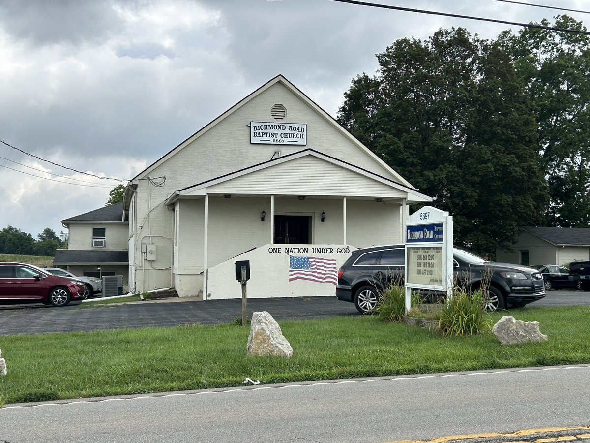 AsherReddtv's tweet image. A Sunday church service in #Lexington, Kentucky turned violent when a gunman opened fire on his children’s family.
Guy House, 47, shot a #Ketucky state trooper during a traffic stop at the Blue Grass Airport. Police say House then stole a car and drove 16 miles across town to…