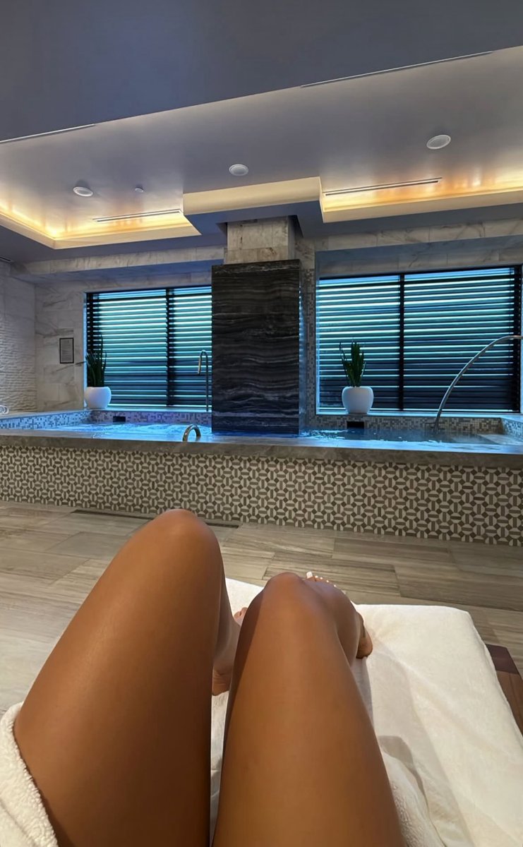 Big shoutout to my amazing boss for giving me the afternoon off! Thanks to you, I got to do what I do best.. lounging at the spa, melting away stress in a sea of bubbles 🛁🙌