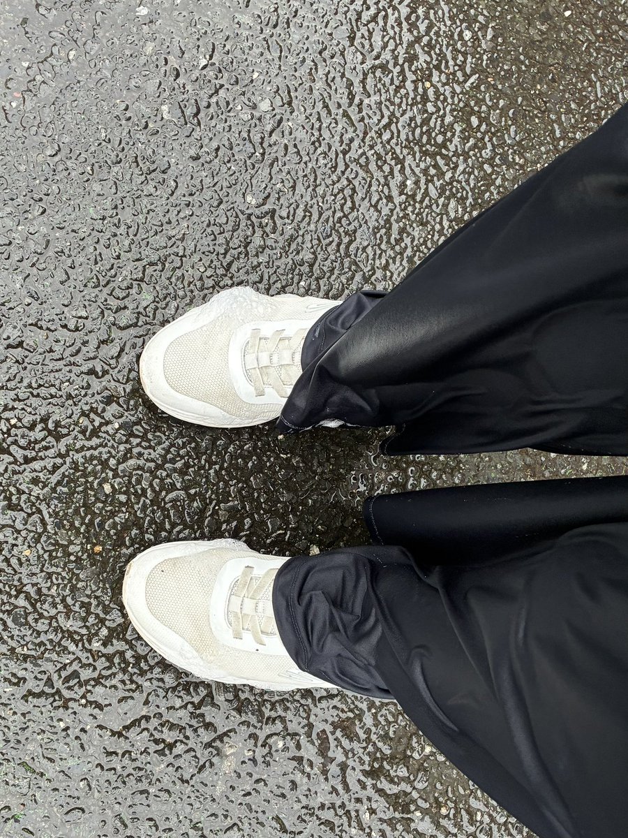 Die Regenzeit gibt nochmal alles! 
Ich sollte meine Schuhe besser auswaschen 😅
Aber meine Entlassungszeremonie habe ich noch würdevoll geschafft. Und die Urkunde ist sogar zu Hause noch trocken (3 fach Schutz)