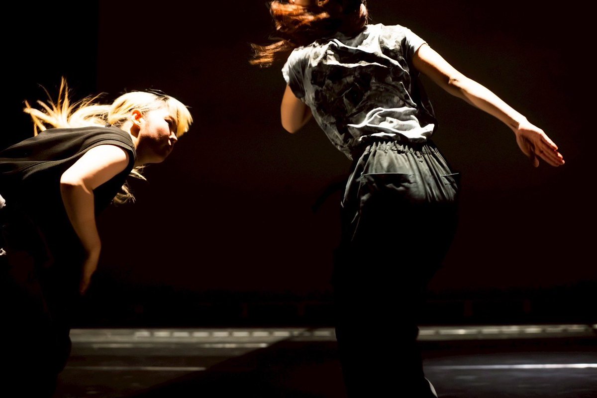 #ダンスOPAL2025 『Finks Ø』初日が無事開けました。沢山の皆様にご来場いただき、素晴らしいお言葉を頂戴いたしました。心より御礼申し上げます。本日2日目、様々に語る身体たちと劇場にてお待ち申し上げております！photoⓒToshie Kusamoto  #桜美林大学 #芸術文化学群演劇ダンス専修  #finks