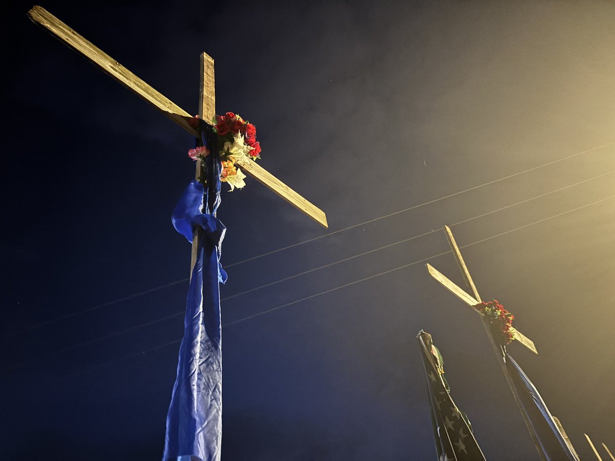AmandaHTV's tweet image. 100+ crosses and counting. Roberto Marquez says he will be here building them and setting them up as long as it takes to honor those killed in the Texas floods.
+
A beautiful tribute for those tragically lost. The story behind making these coming up on @khou11 at 10.