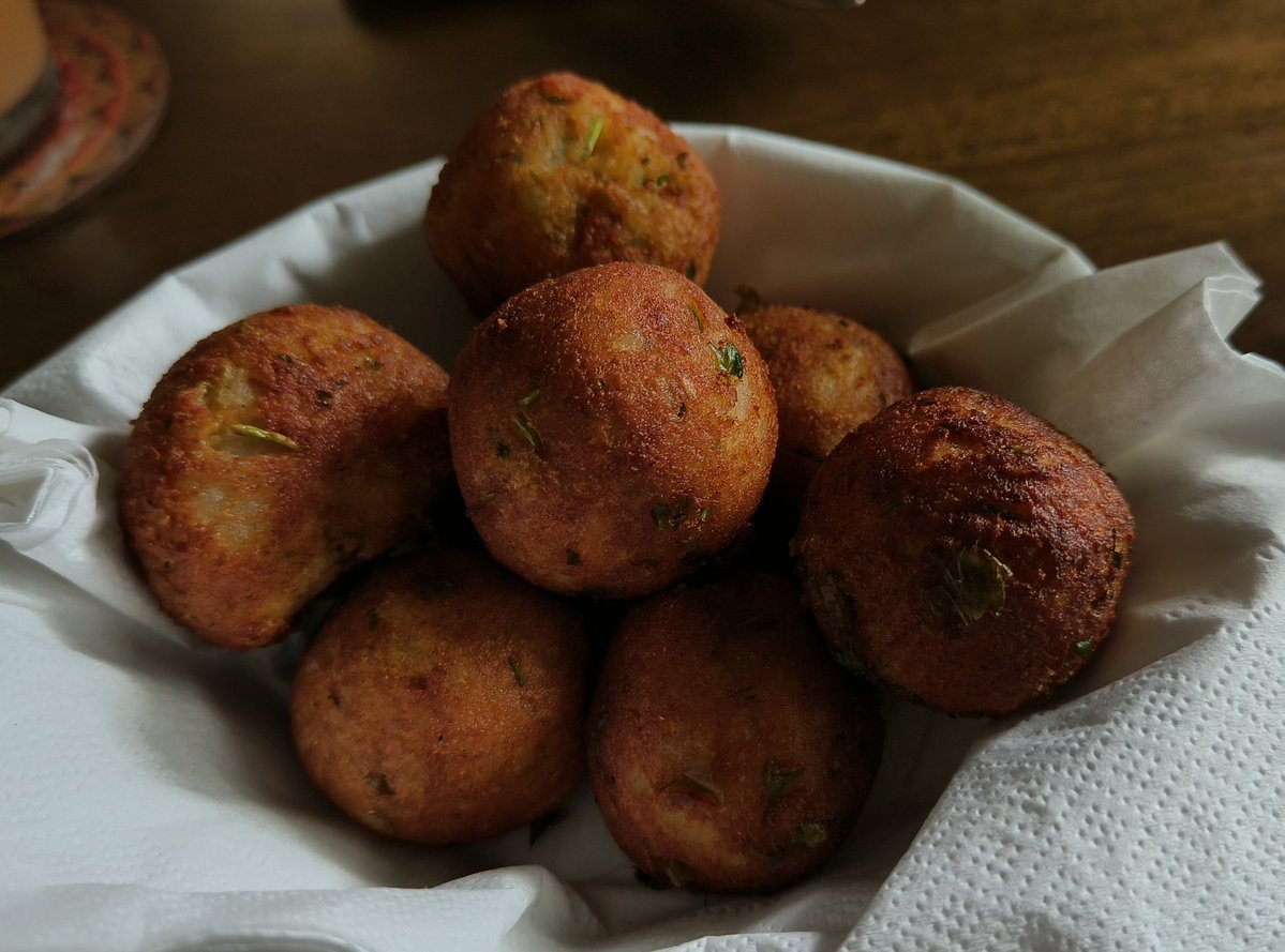 अखबार में recipe पढ़ कर बनाए पनीर-आलू के गोले।