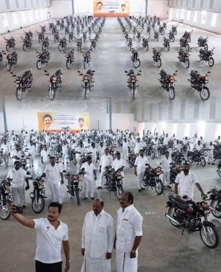 volfo4Thamil's tweet photo. இதுபோன்ற ஊழல் பாலம் கட்டினால் E.V Velu இருசக்கர வாகனம் அல்ல மகிழுந்தே வாங்கி கொடுக்கலாம் தனது உபிகளுக்கு🔴⚫🤦
அனைத்து துறையிலும் நீக்கமற ஊழல் ஊற்றெடுக்கும் திராவிடம் ஆடல் ஆட்சி அதற்கு M. K. Stalin அவர்களே சாட்சி
#ஊழல்கட்சிதிமுக⚫🔴
#corruptiondmk⚫🔴
#தமிழினப்பகைதிராவிடம்⚫ https://t.co/8QBUZPBuoY
