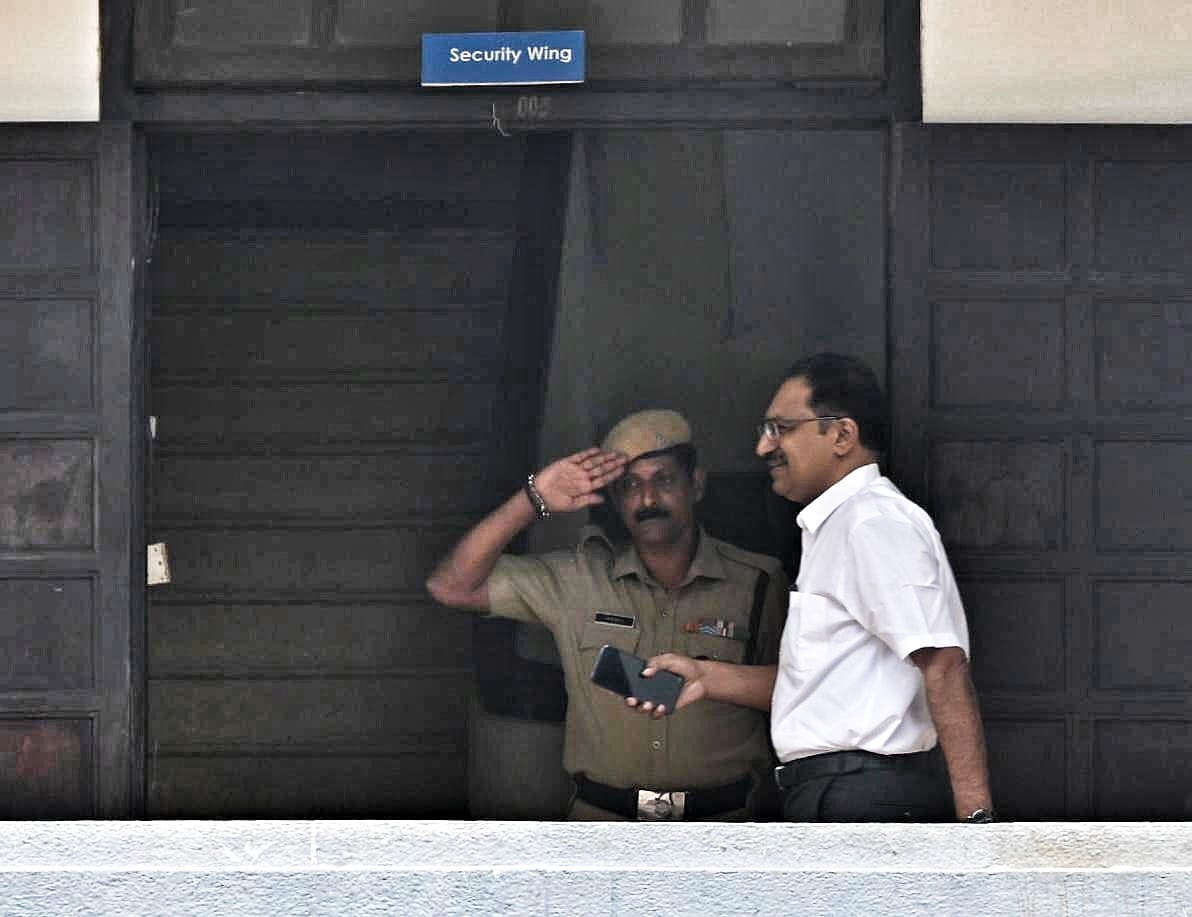 The Hindu - Kerala (@thkerala) on Twitter photo #Kerala University Registrar K.S. Anil Kumar walks past a security guard at the University Senate building as he arrives for duty in #Thiruvananthapuram on Tuesday.
📸 <a href="/nirmalharindran/">Nirmal Harindran</a> #Kerala University Registrar K.S. Anil Kumar walks past a security guard at the University Senate building as he arrives for duty in #Thiruvananthapuram on Tuesday.
📸 <a href="/nirmalharindran/">Nirmal Harindran</a>