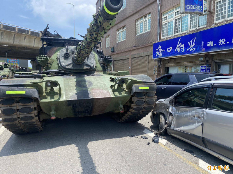 A 🇹🇼 Republic of China Army 584th Armored Brigade CM-11 main battle tank collided with a car near Dayuan Fishing Harbor, Taoyuan, northwestern Taiwan, on 7/13.

There were no injuries.

(Liberty Times)