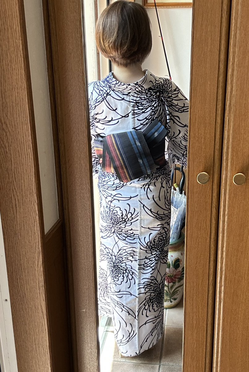 mimikamama's tweet image. 久しぶりの自撮り投稿。ちょくちょく着物は着ていましたが写真を撮る機会がなく。
@chikusen_yukata の浴衣とミンサー半幅帯に、@shinagawamaruya さんの下駄。やはり着やすくて履きやすい。最高✨