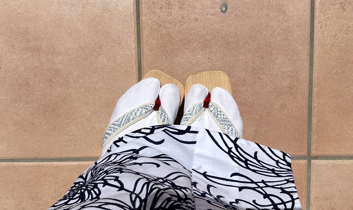 mimikamama's tweet image. 久しぶりの自撮り投稿。ちょくちょく着物は着ていましたが写真を撮る機会がなく。
@chikusen_yukata の浴衣とミンサー半幅帯に、@shinagawamaruya さんの下駄。やはり着やすくて履きやすい。最高✨