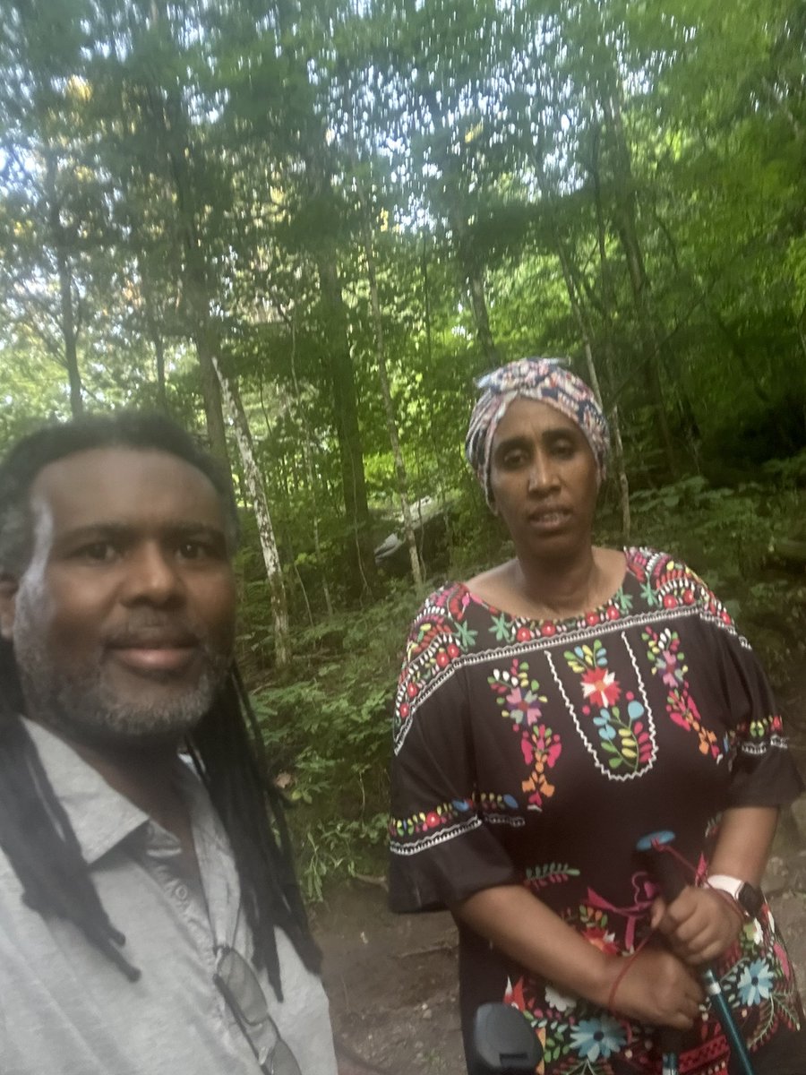 abdi_bileh's tweet image. Rando du jour : sueur et bâtons de marche! 🥾
Le parc de la Gatineau nous a bien fait suer aujourd’hui — montées, descentes… et jambes qui crient au secours ! Heureusement, j’avais ma douce moitié pour partager l’aventure 💕… et mes fidèles bâtons de marche