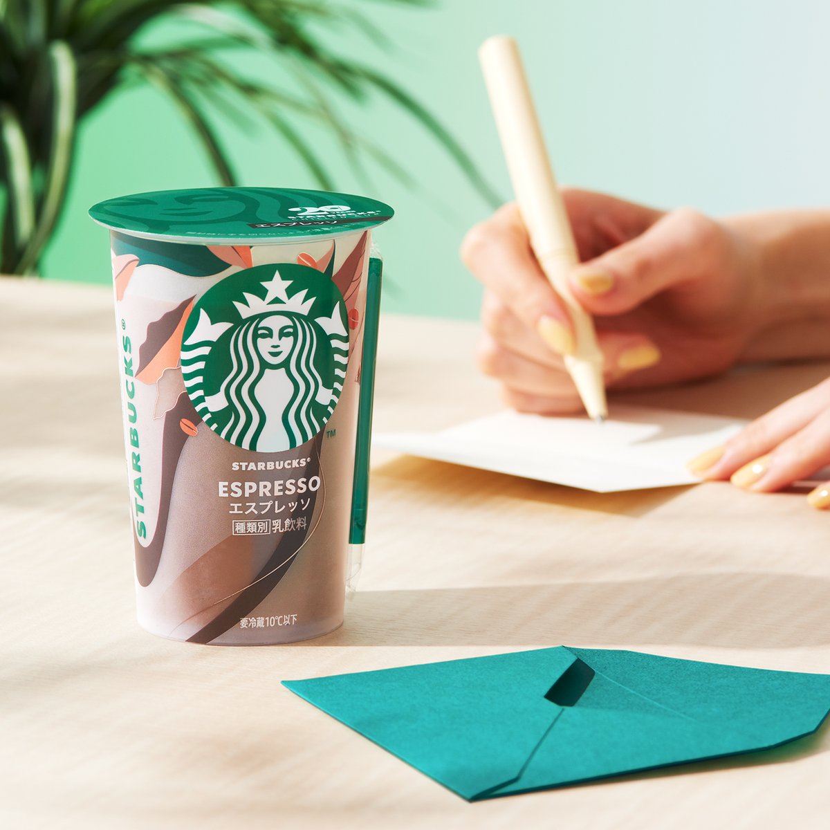 starbucks_j_cpg's tweet image. 今日は #世界ありがとうの日 🌍
家族や友人など、いつもお世話になっているあの人に。
ちょっとした差し入れと一緒に「ありがとう」を伝えてみませんか😊
気軽に渡せるスターバックス® チルドカップは、プチギフトにもぴったりです✨
enjoystarbuckschilled.jp/latte_espresso…