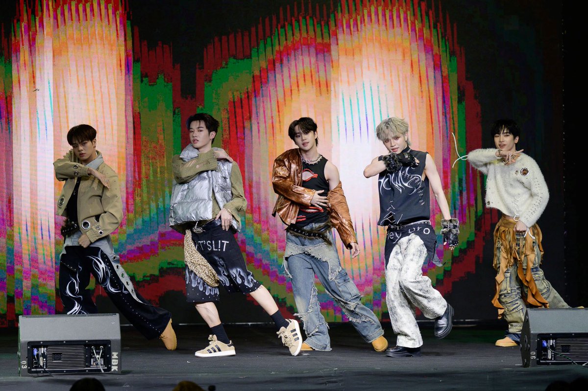 vibely_ent's tweet photo. ความน่ารักเต็มไปหมด! #HOWLS ร่วมงาน “พั้นช์ #4EVE” เผยความสดใสผ่าน “ล่ามใจ” เดินหน้าเปิดตัวเอ็มวียิ่งใหญ่ในสเตจเดบิวต์ชวนใจละลาย!

#HOWLS_TH #HOWLS_ล่ามใจ #PPUNCH
#HOWLS_DebutShowcase #MC999 https://t.co/9Rwr00xhyo