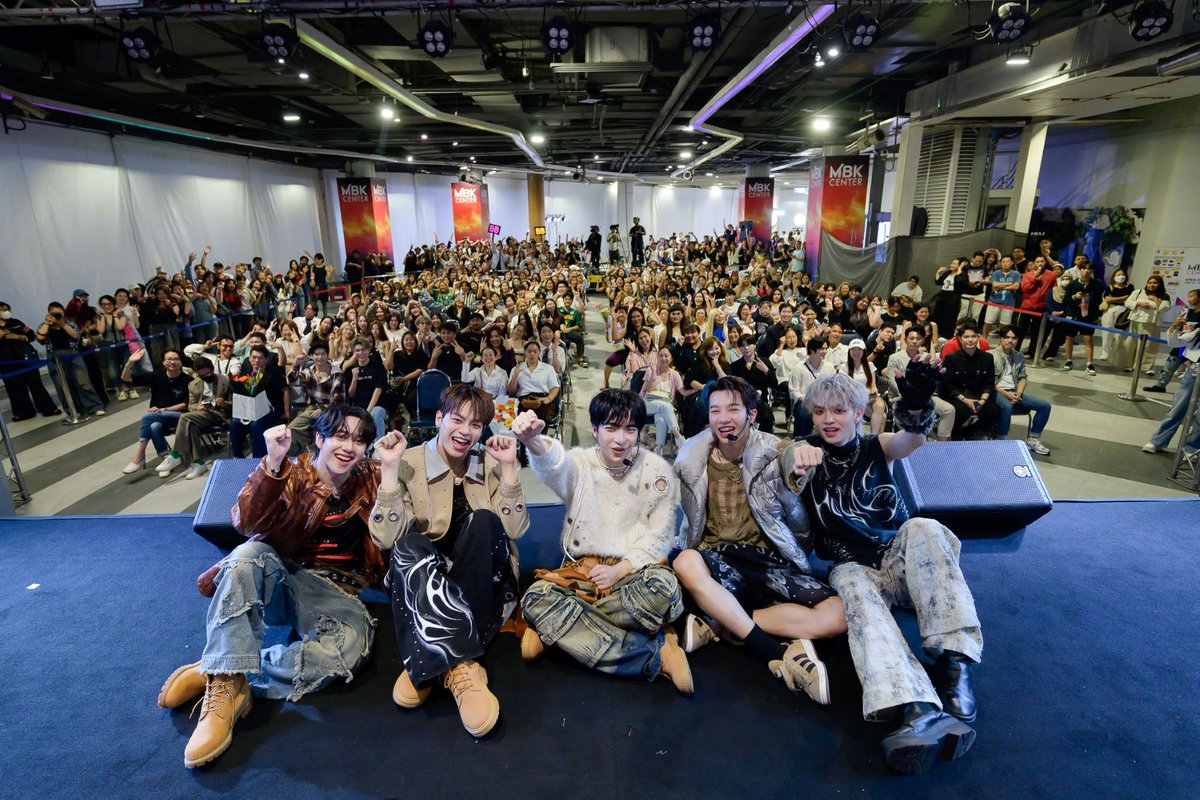 vibely_ent's tweet photo. ความน่ารักเต็มไปหมด! #HOWLS ร่วมงาน “พั้นช์ #4EVE” เผยความสดใสผ่าน “ล่ามใจ” เดินหน้าเปิดตัวเอ็มวียิ่งใหญ่ในสเตจเดบิวต์ชวนใจละลาย!

#HOWLS_TH #HOWLS_ล่ามใจ #PPUNCH
#HOWLS_DebutShowcase #MC999 https://t.co/9Rwr00xhyo