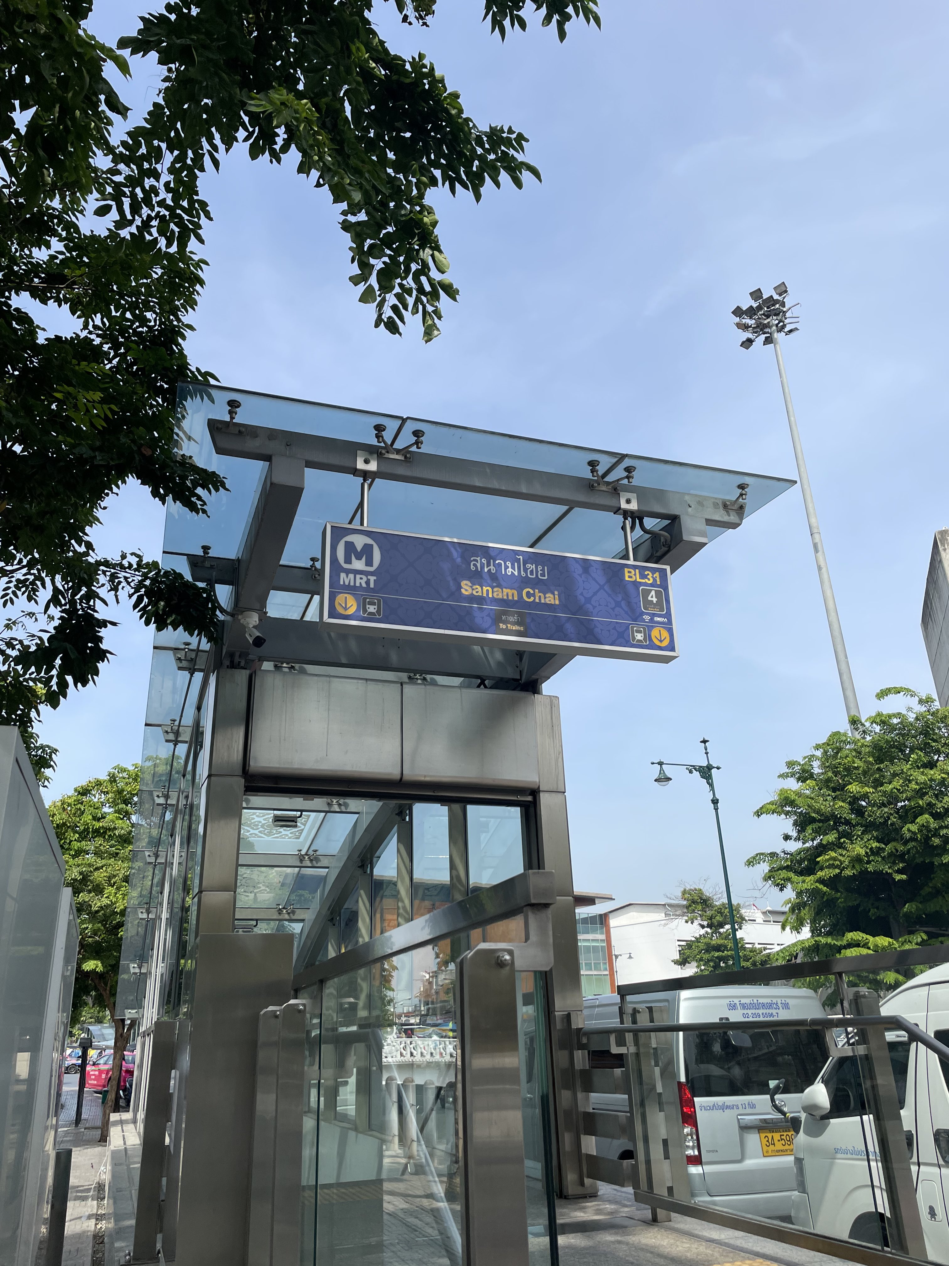 LMa1212au インフォバー INFOBAR BUILDING＋錦鯉 京阪錦鯉センター (@keihankoifarm) • Instagram photos and videos