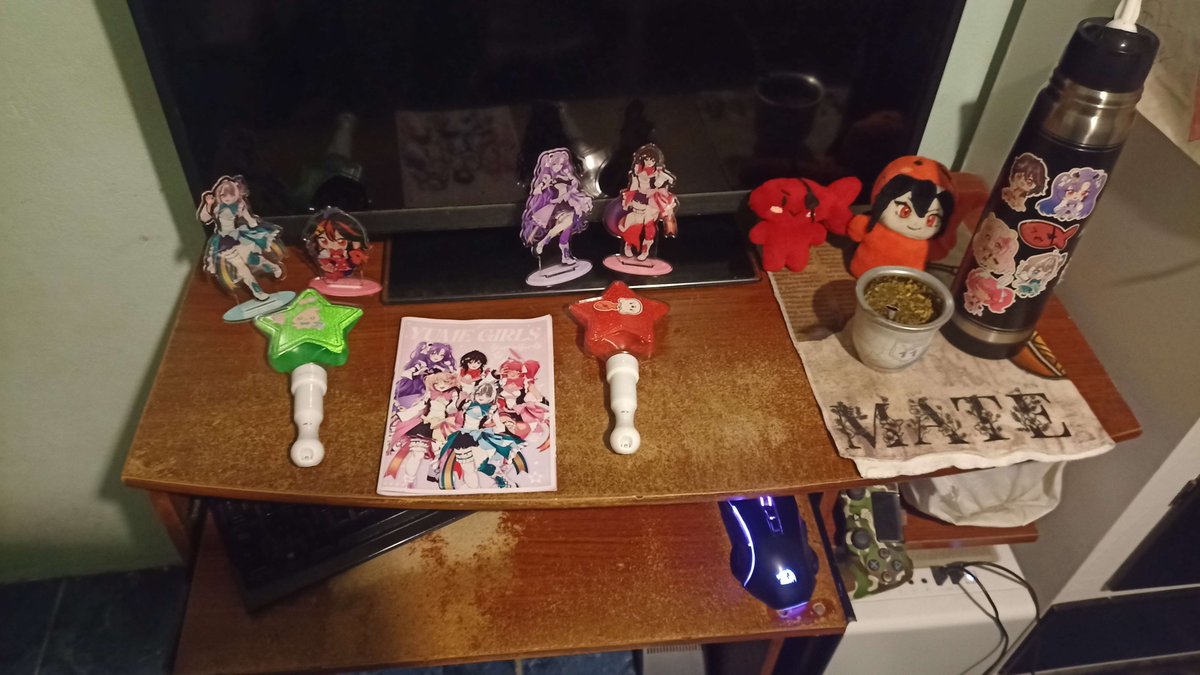 UnisherThep's tweet photo. Este es mi humilde #HoshiSetup con un poco de #yumerch https://t.co/dCEnUKBzKF