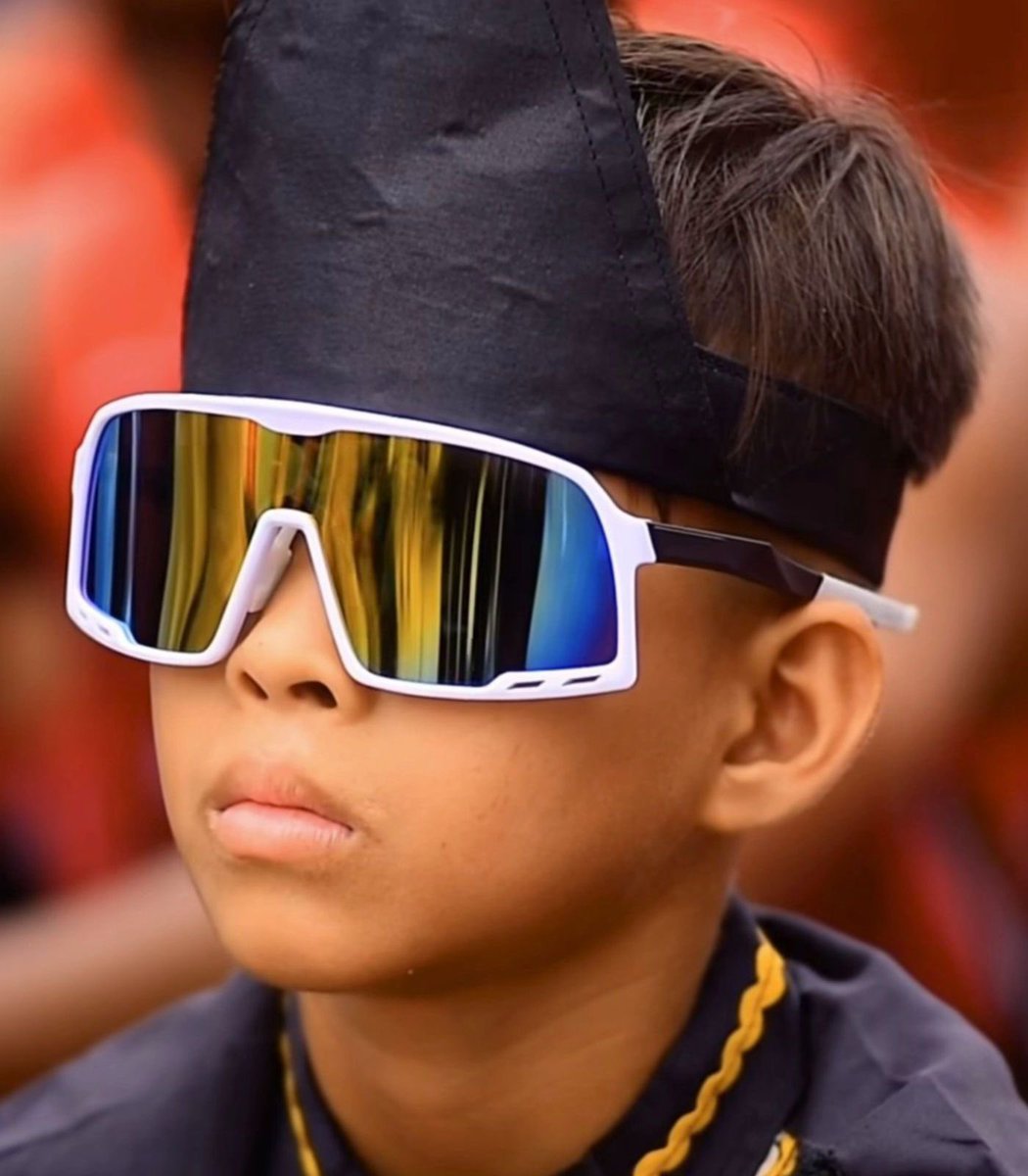 Meet Dika — the young star from Indonesia who’s gone viral with his Aura Farming Dance in front of traditional boat races !

His signature steps are being mirrored across the globe! -🧵

Do not miss👇check Thread