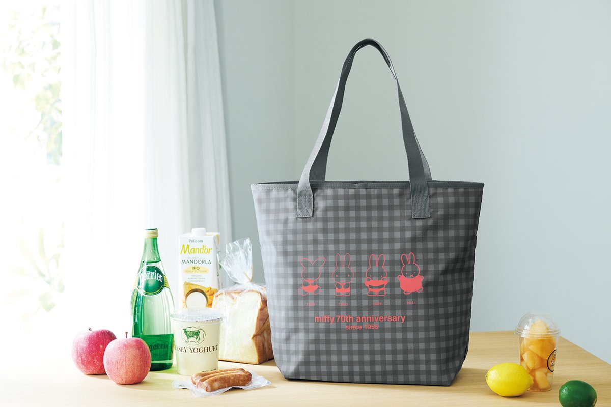 miffy_japan's tweet image. 7/18(金)発売の宝島社「リンネル」2025年9月号に、ミッフィーの付録が登場します。
通常号の付録は「保冷トートバッグ」、増刊号の付録は、「ドレッサーポーチ」。
どちらもミッフィー70周年デザインのイラストがアクセントになっています。
dickbruna.jp/news/202507/41…