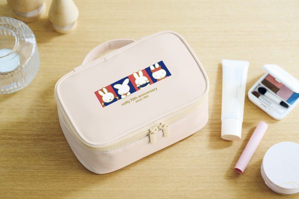 miffy_japan's tweet image. 7/18(金)発売の宝島社「リンネル」2025年9月号に、ミッフィーの付録が登場します。
通常号の付録は「保冷トートバッグ」、増刊号の付録は、「ドレッサーポーチ」。
どちらもミッフィー70周年デザインのイラストがアクセントになっています。
dickbruna.jp/news/202507/41…