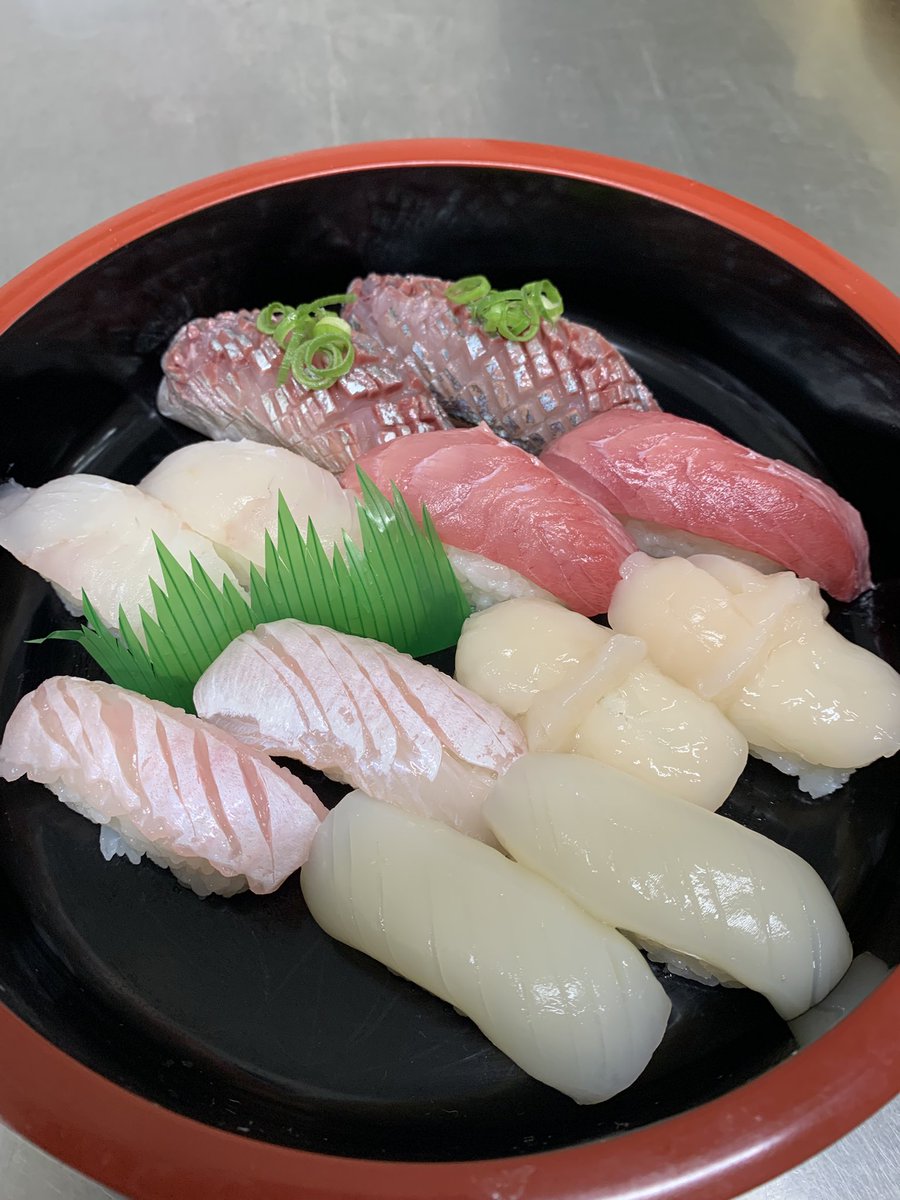 従業員さんへ、賄い寿し、間も無くお昼休みになります。🤗