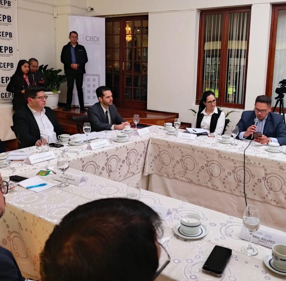 🟠#Aygün | INDUSTRIALES APOSTAN POR VIVIENDA INCLUSIVA

En el #WorkshopCBDI, líderes de la <a href="/CNIBolivia/">CNI BOLIVIA</a> y CADINPAZ destacaron la necesidad de abordar el déficit habitacional desde una mirada integral y sostenible.

"Impulsamos vivienda con impacto económico positivo para Bolivia".