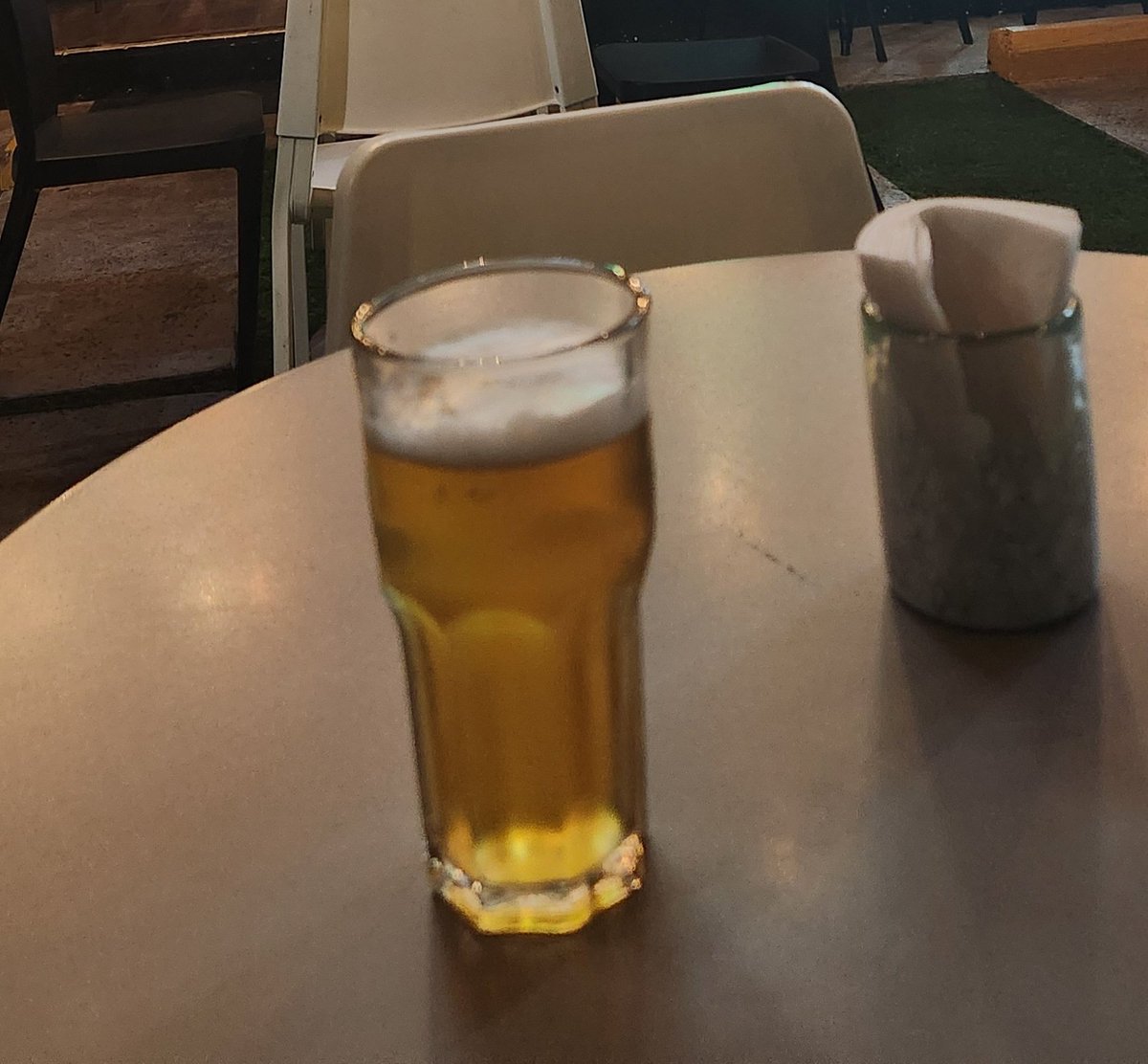 De cervecería Semanario esta es una unfiltered IPA que le faltó bastante lúpulo en #CervezasDeLaBarbaSabia