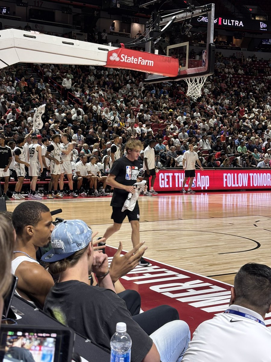 Kelly Olynyk and Victor Wembanyama getting to know each other during a tightly-contested Spurs-Jazz game.