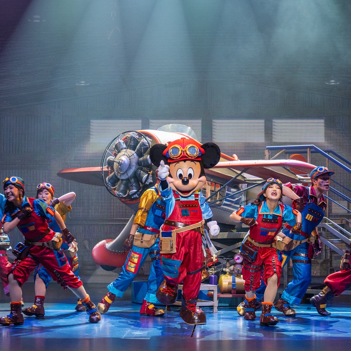 MezzoMikiD's tweet photo. 「ハンガーステージ」の新規ショー！
東京ディズニーシー
『ドリームス・テイク・フライト』
オープニングでは工場長のピートとミッキーが登場☆
Dtimesの取材で撮影させていただきました。
https://t.co/gqKHykQF4u https://t.co/jqZ16Wa28D