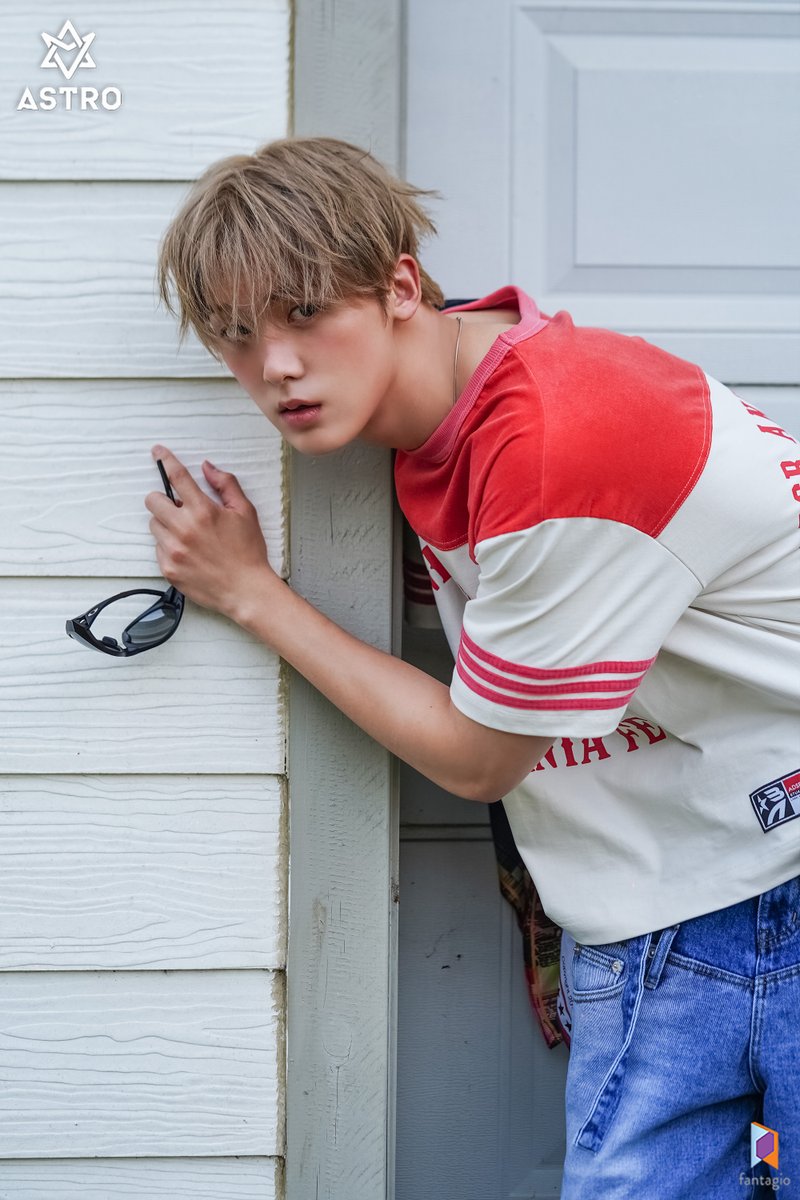 ASTRO_Staff's tweet photo. [#윤산하][블로그] 2ND MINI ALBUM <CHAMELEON> 자켓 촬영 현장 선공개

▶ https://t.co/VusAIT3CkZ

#네이버_블로그 #아스트로 #ASTRO #YOONSANHA
#CHAMELEON #EXTRA_VIRGIN https://t.co/dAsDUTAiiK