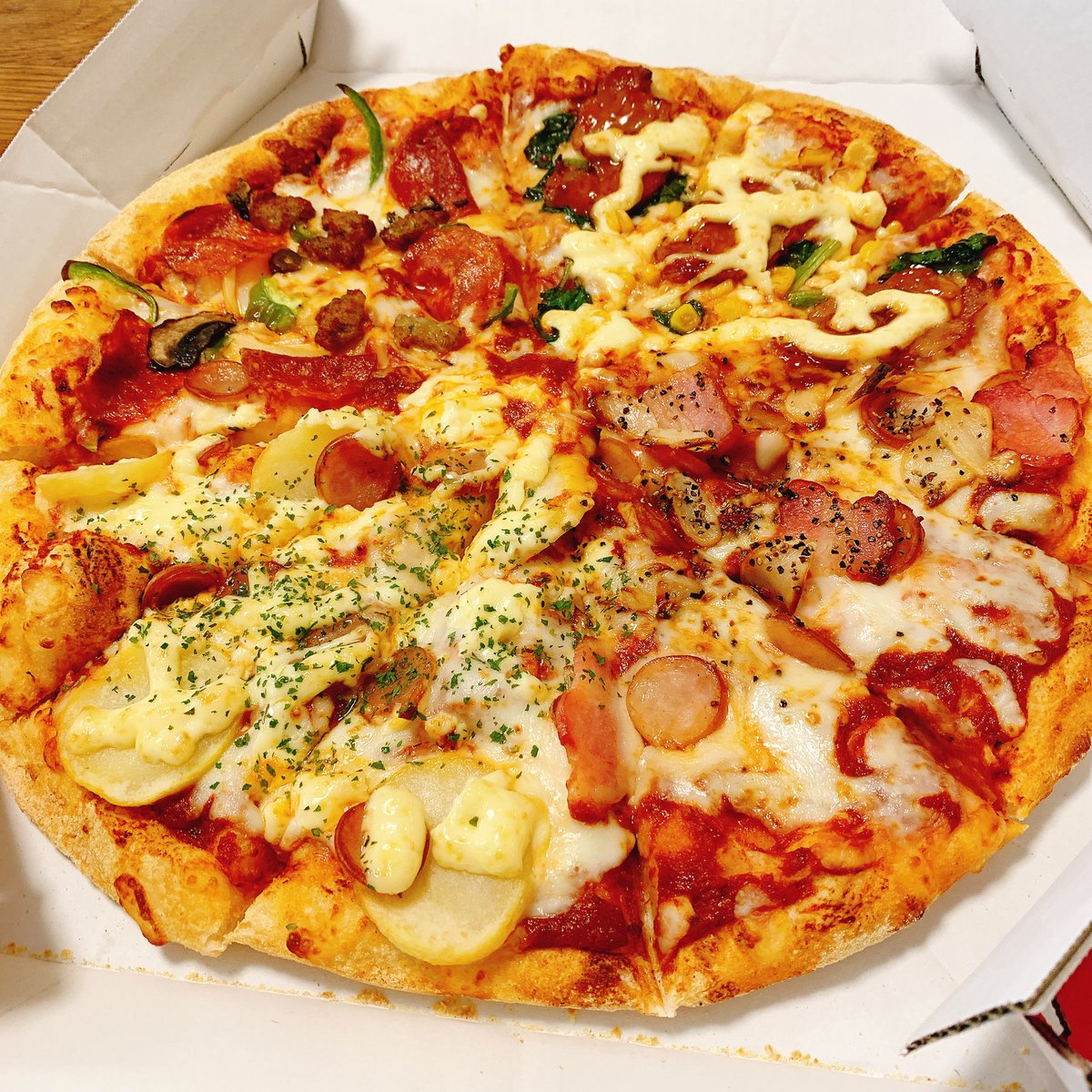 caravelsasaki's tweet image. パーティーが始まる〜🍕🍻