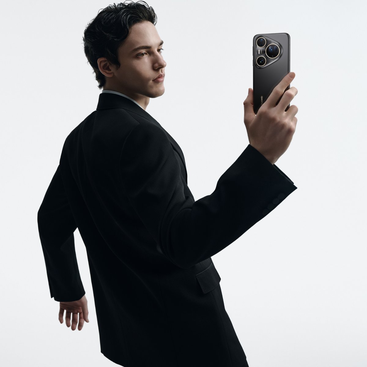 huaweimobileph's tweet photo. A bold red, a classic black. This is Pura - where aesthetics meet next level imaging.

Stay tuned. Something iconic is on the way.
 #HUAWEILaunch #HUAWEIPura80 https://t.co/N318hBSU5p