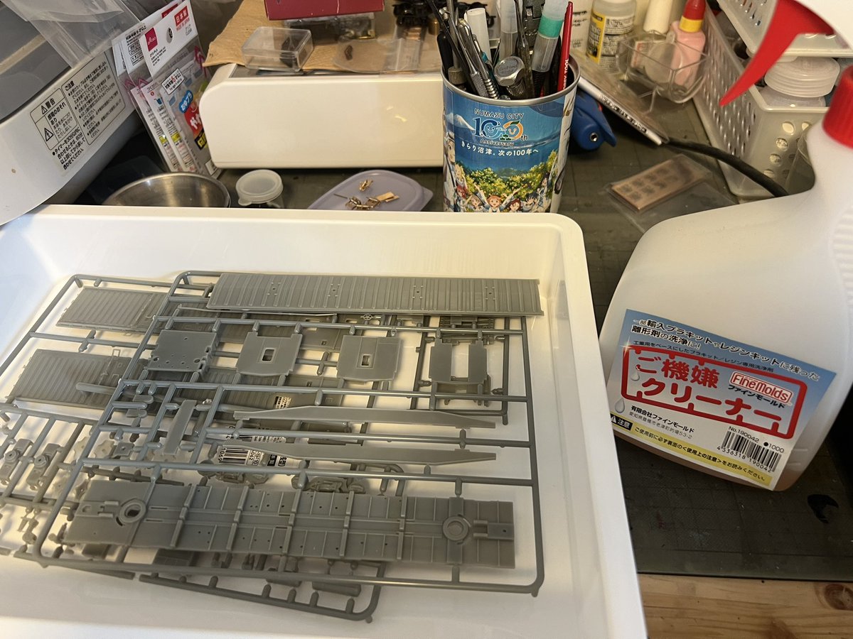 ise1944ise's tweet photo. ワサフ8800製作開始します！
とりあえず完成までUPできるよう頑張りますww
まずは、車体の離型剤を落とします。
結構ついているので、私はファインモールドさんのご機嫌クリーナーとクレンザー、中性洗剤で落としていきます。 https://t.co/nBeuAmMn5S