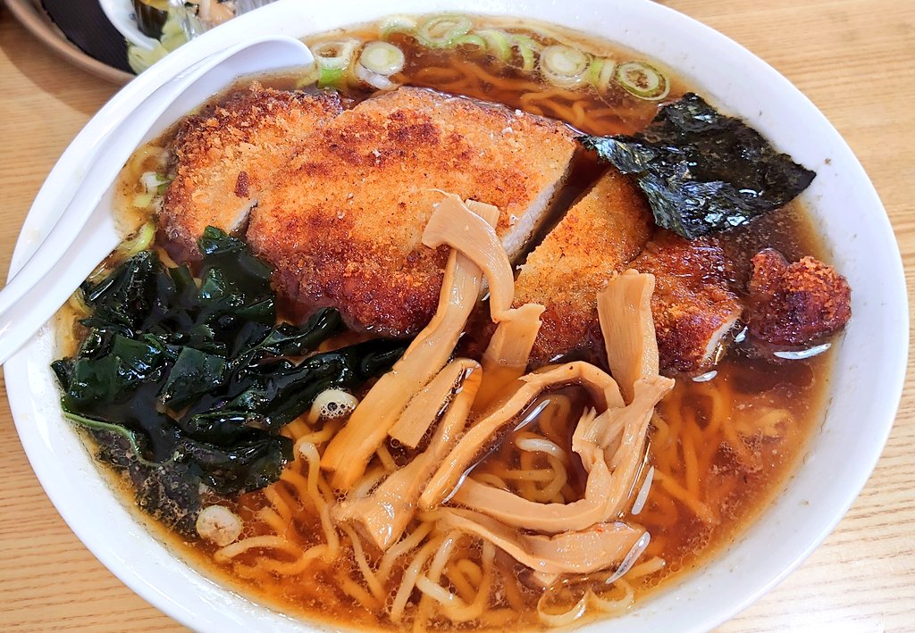 knightofshadow6's tweet photo. ありがた八 食堂 初訪
カツラーメン大盛
日替わり定食

7/1より価格改定
丼物に合いそうな優しいスープと細麺
スープ吸ったカツが意外とヘヴィで腹に溜まる

定食はおかずの品数がカオス(笑)
コレで¥700は安い
客の年齢層高めなのが納得の家庭的な味わい
😀ご馳走様でした
🙏 https://t.co/3lnw8KSzu9