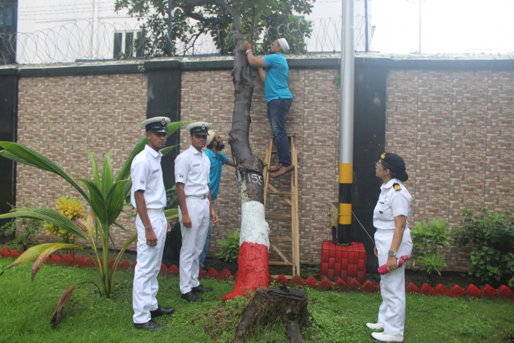 IN_NetajiSubhas's tweet photo. INS Netaji Subhas, taking another initiative for environmental protection, collaborated with #ProjectRise, an initiative of the Dawoodi Bohra community, to install bird feeders on 14 Jul 25 to support local birdlife—especially sparrows and other small birds facing habitat loss. https://t.co/gl8uf1qiRx
