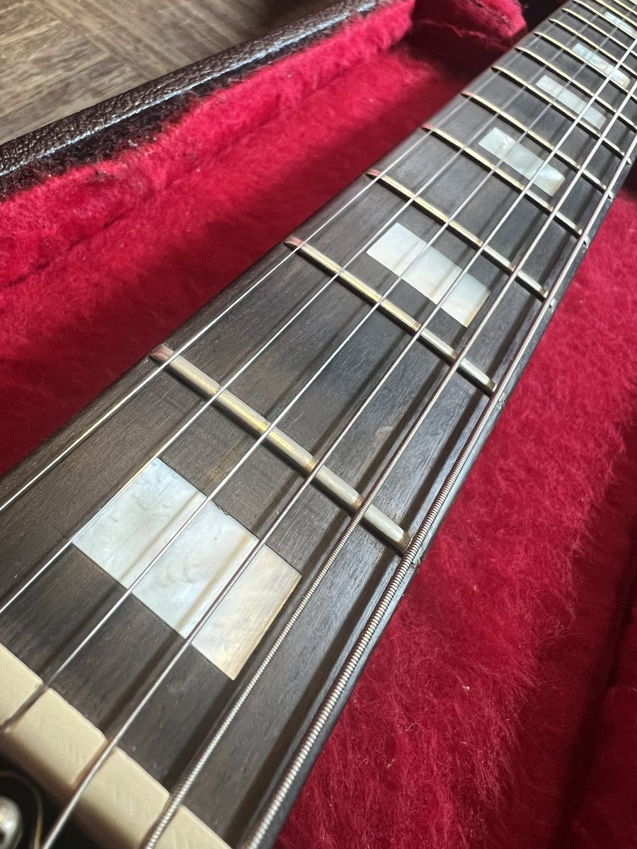 もとから低いんだよ、、と良く言われる時期のギブソンフレットです。これはあまり消耗がなく新品時の高さがわかるので資料として。確かにまあまあ低いです。最近はこれもフレットレスワンダーというようですが、こんな太いやつをそういうのはどうも違和感があります🧐＃gibson ＃フレット　＃７０年代