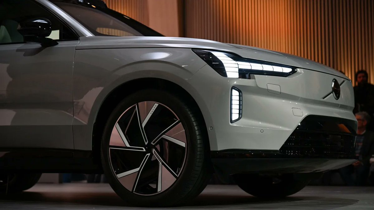 沃尔沃将因关税和新车推迟上市增加12亿美元支出】由于美国对汽车加征关税以及关键车型上市延迟，沃尔沃汽车(Volvo Cars)将计提114亿瑞典克朗 （约合12亿美元）的一次性费用，导致公司预计这两款重要车型的利润将会减少；还宣布在全球范围内裁员3000人以节约成本。 https ...