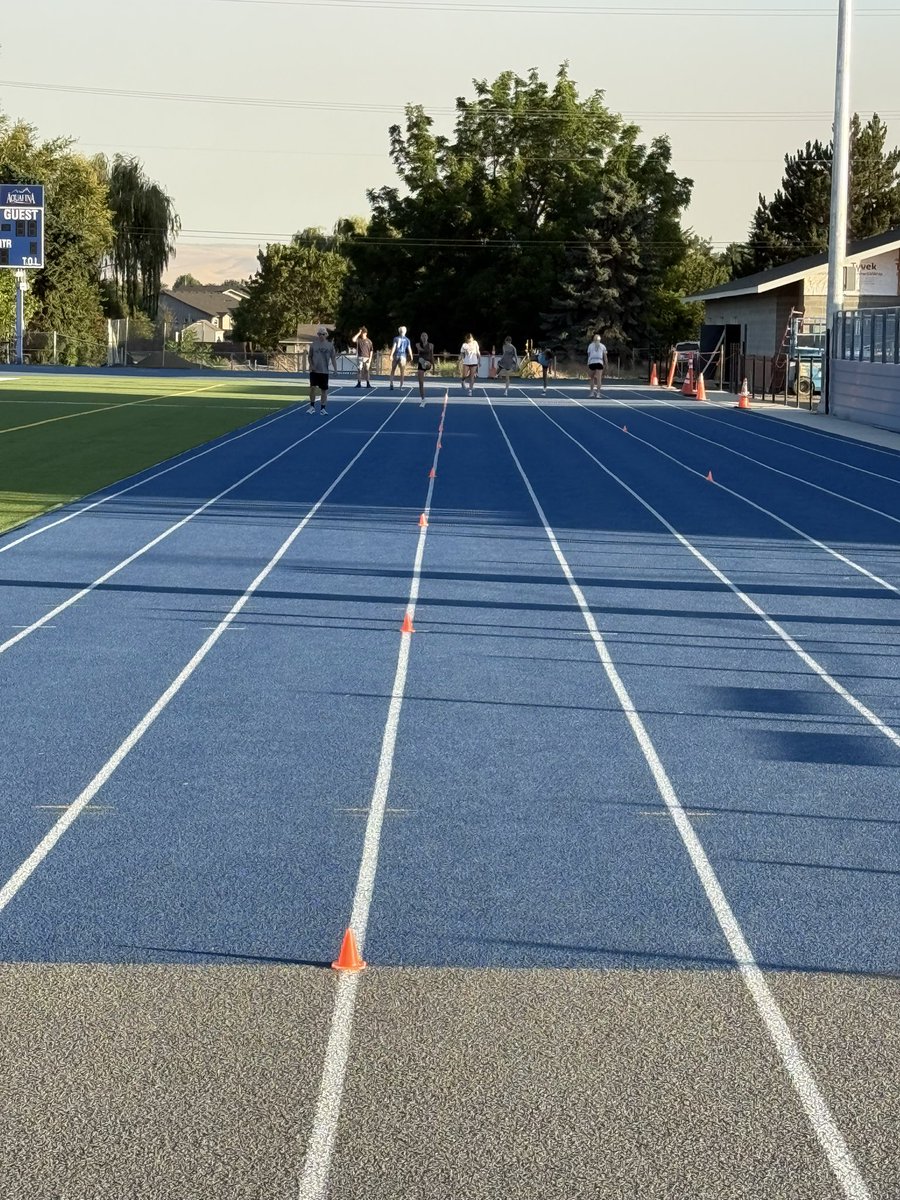 EHisaw's tweet image. Choose your own warm-up today!  Gotta have movements every 10m..down &amp;amp; back..before actively warming up.  It’s 90° outside at 7:30pm. Let them have a say in what they do, before they get told what to do…then it’s a big accel day!  #getthemindright #ownership #itsSummer