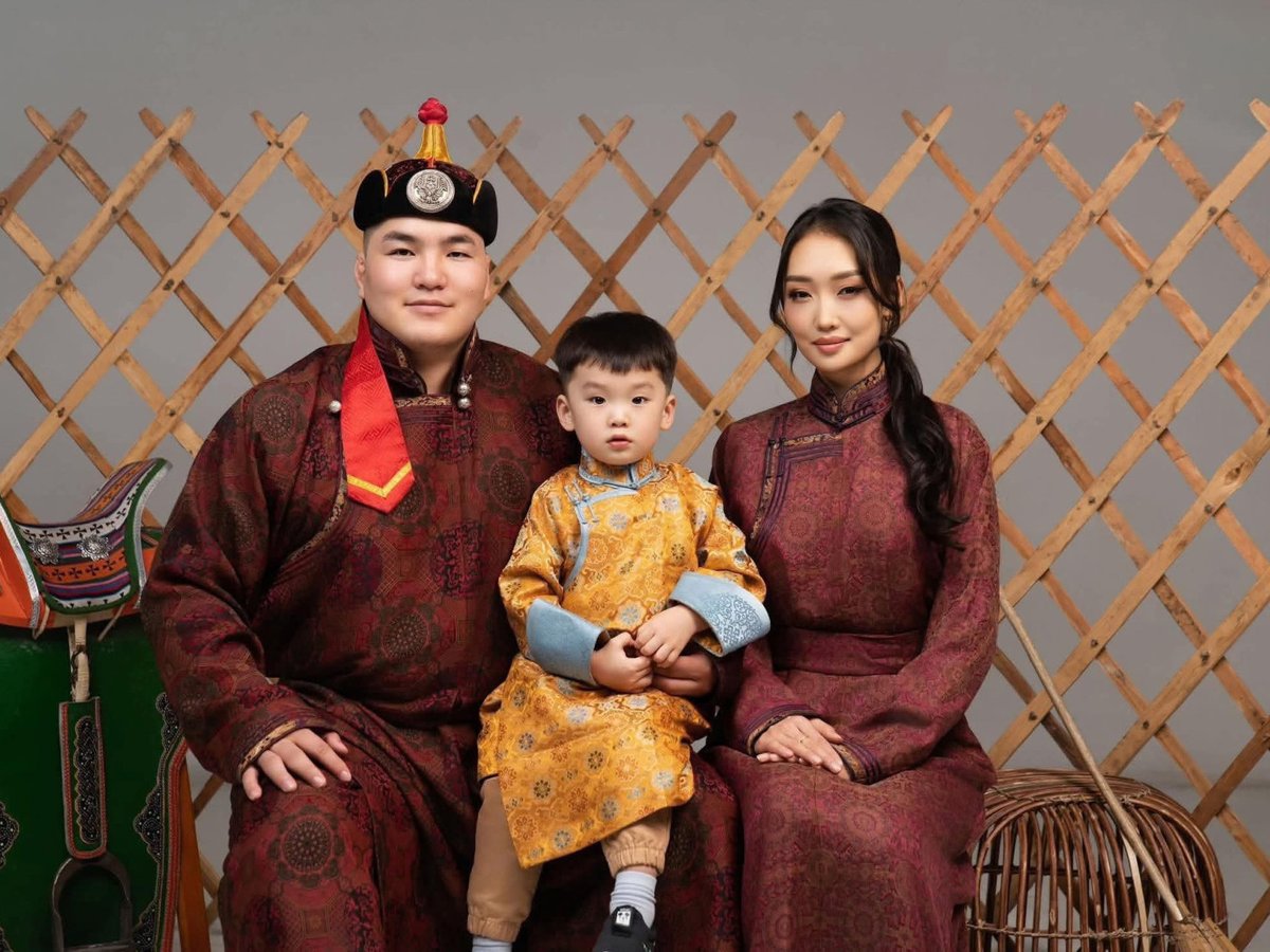 Новый 🇲🇳государственный лев Батмагнай, его жена Анужин и их сын