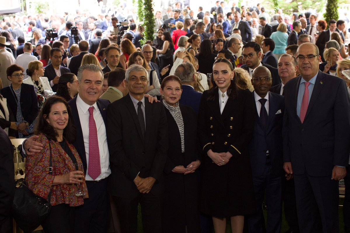 María Teresa Mercado (@mtmercado2002) on Twitter photo Tuve el honor de representar a <a href="/SRE_mx/">Relaciones Exteriores</a> en Fiesta Nacional de 🇫🇷. Los ideales y valores que sustentaron Revolución Francesa prevalecen como un faro ético y político.
¡Felicidades a la República Francesa! ¡Que vivan las relaciones México- Francia!
#14juillet <a href="/FranciaenMexico/">Embajada de Francia en México 🇲🇽</a> Tuve el honor de representar a <a href="/SRE_mx/">Relaciones Exteriores</a> en Fiesta Nacional de 🇫🇷. Los ideales y valores que sustentaron Revolución Francesa prevalecen como un faro ético y político.
¡Felicidades a la República Francesa! ¡Que vivan las relaciones México- Francia!
#14juillet <a href="/FranciaenMexico/">Embajada de Francia en México 🇲🇽</a>