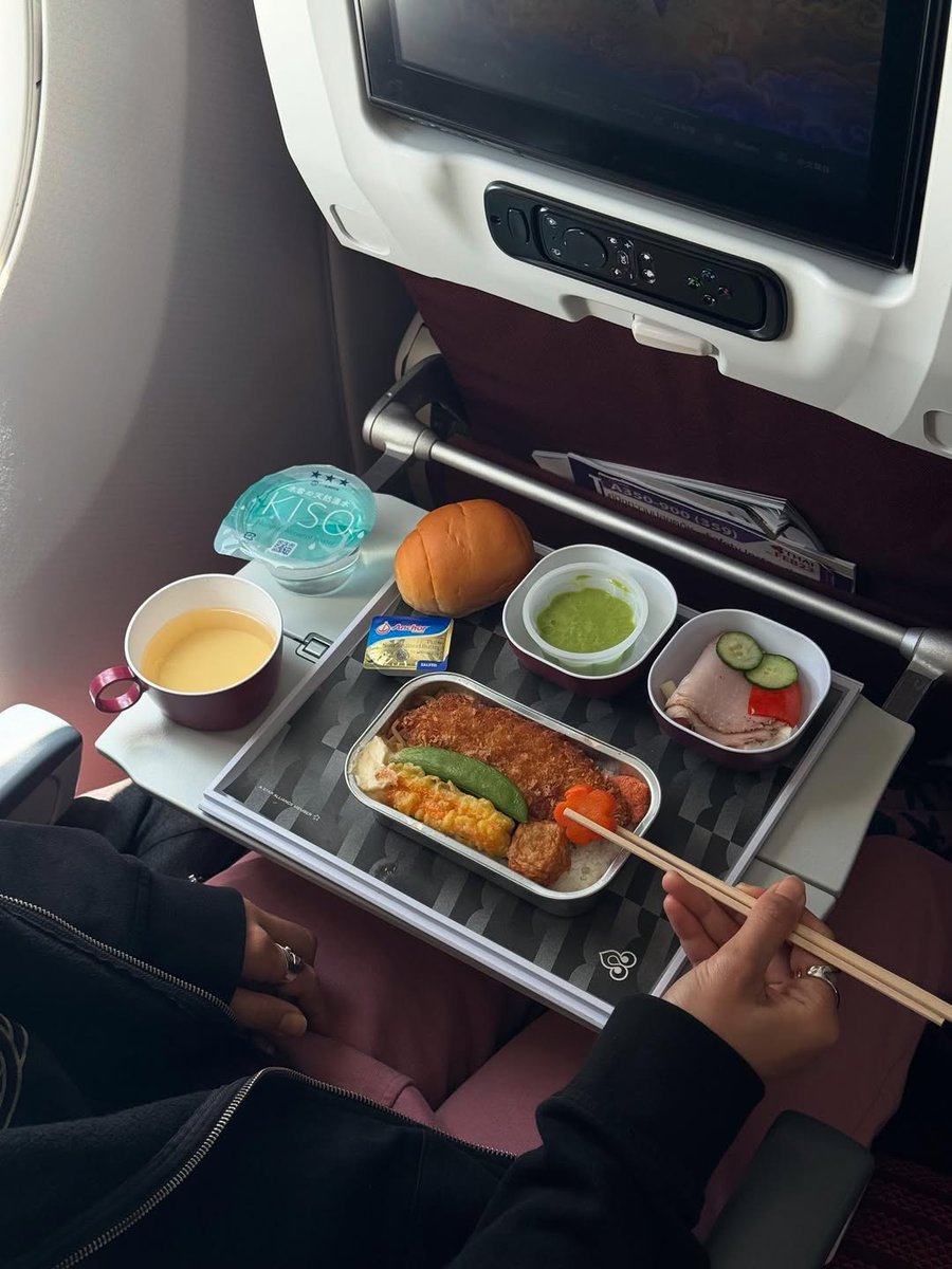 ThaiairI's tweet image. 7月のタイ国際航空、名古屋発で提供する機内食をご紹介します✈️
白身魚のフライに焼き海苔を重ね、日本米には卵風味ふりかけを添えました。
かまぼこの天ぷらと彩り野菜を盛り合わせた、バランスの良い一膳です。
ぜひお楽しみください💜
皆さんの心に残る機内食はありますか?🍱