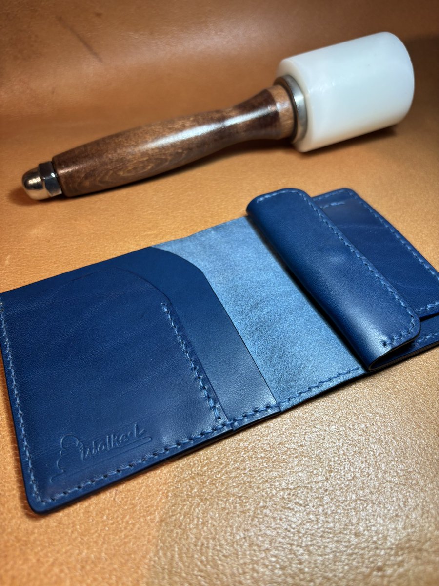 wolkeleather's tweet photo. 薄くて二つ折りより一回り小さい二つ折り財布作りました〜 https://t.co/vnJmQJT1Yq