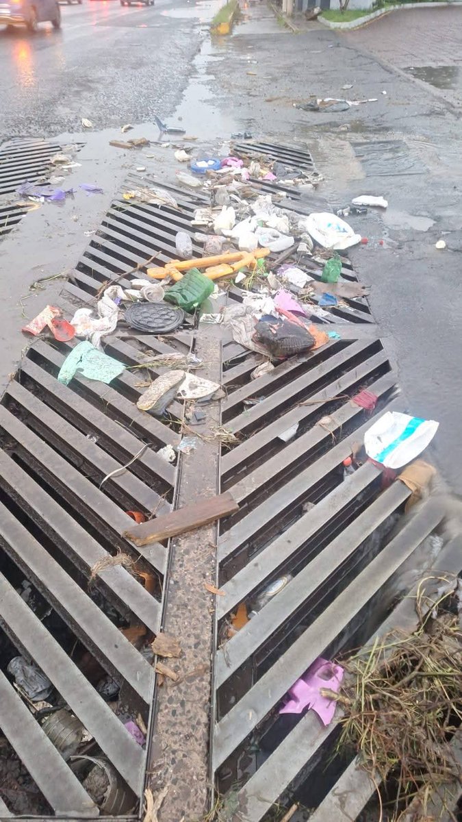 Ya no queremos que estas escenas se repitan! 

Recuerda que la basura que tiras a la calle regresa con riesgos en esta #TemporadaDeLluvias. ¡Ya basta de tirar basura a la calle! 🚯

Contigo #ProtecciónCivilSomosTodos 🦺