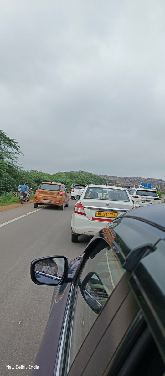surendra_safi's tweet photo. @FTPfbd,@DC_Gurugram,@cmohry, @DGPHaryana Regular Traffic jam &amp; Spread of garbage on road worsen the situation in monsoon for daily commuters on FBD-GuRugram Road at bandhwari landfill near toll. https://t.co/bxKRk3LEPd